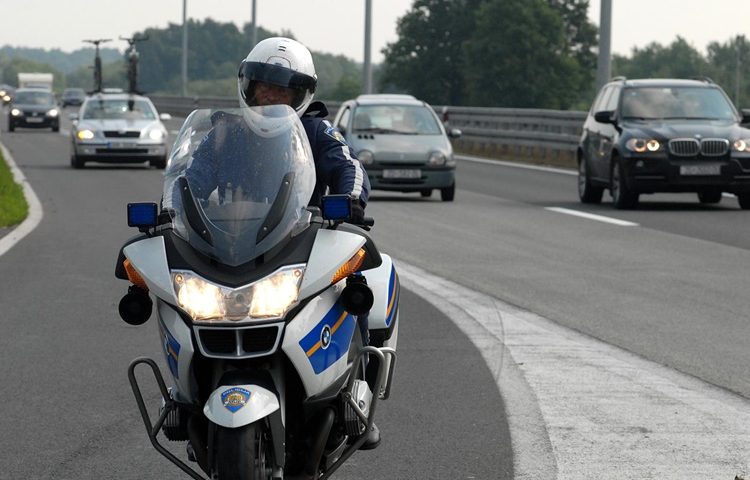 Zapalio se auto za vrijeme vožnje na autocesti