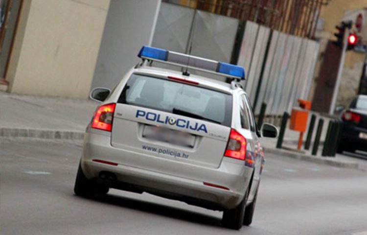 Provalio u kafić, uzeo novac i ključeve te se odvezao ukradenim autom