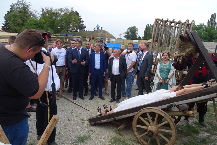 Prvi je sprave za mučenje i torturu u Koprivnici razgledao premijer - POGLEDAJTE MEGA FOTOGALERIJU SJAJNOG RENESANSNOG FESTIVALA