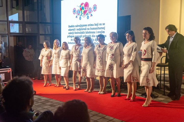 Održana Modna revija „Etno kaj“ autorice Monike Hršak, predstavljen novi spot Kvarteta Gubec „Ni zagorje malo“ uz humanitarnu aukciju festivalskih kišobrana