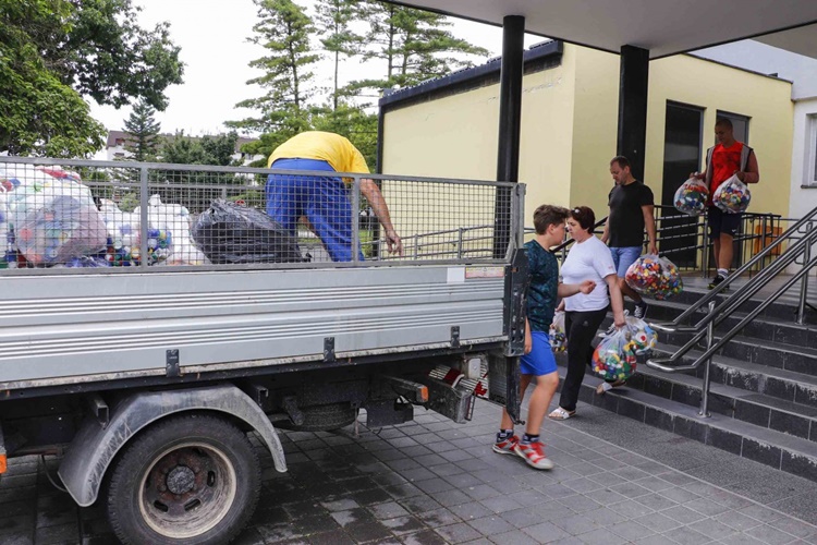 GRAD IVANEC I OŠ I.K. SAKCINSKOG IVANEC: Skupili  500 kg čepova za projekt Plastičnim čepovima do skupih lijekova!
