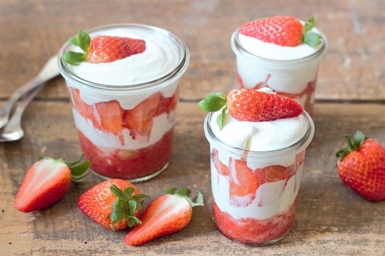 Danas vam treba nešto slatko? Donosimo recept za brzi i laki tiramisu s jagodama!