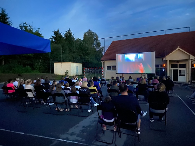 FOTO: Popunjeno igralište na sinoćnjoj projekciji crtanog filma "Sedmi patuljak" u Lepajcima