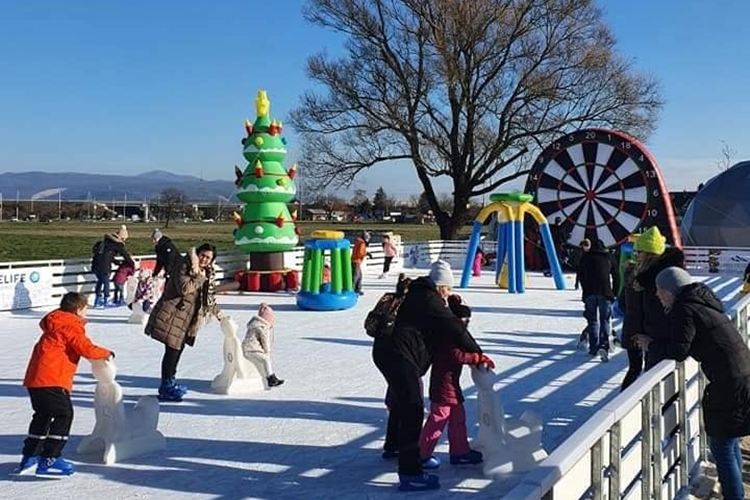 ODLIČNE VIJESTI ZA MALE KLIZAČE Za završnicu ovogodišnjih „Zimskih cajti” Sveta Nedelja vam daruje besplatno klizanje!