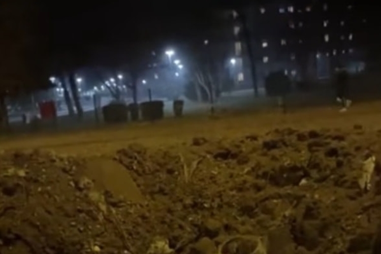 ALARMANTNO Iznad Zagreba eksplodirao zrakoplov. Dijelovi padali po Jarunu. Zrakoplov označen crvenom zvijezdom i ćirilicom?