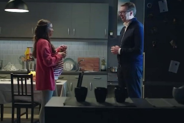 NEVIĐENO Srpski predsjednik Vučić u utrci za novi mandat doslovno iskače iz frižidera - pogledajte spot