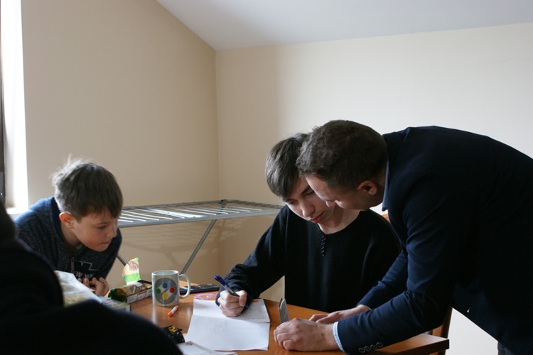 Posjetili smo župni dvor u Druškovcu u kojem su ukrajinske izbjeglice – zadovoljni su i skromni, a želja su im bicikli i društvene igre