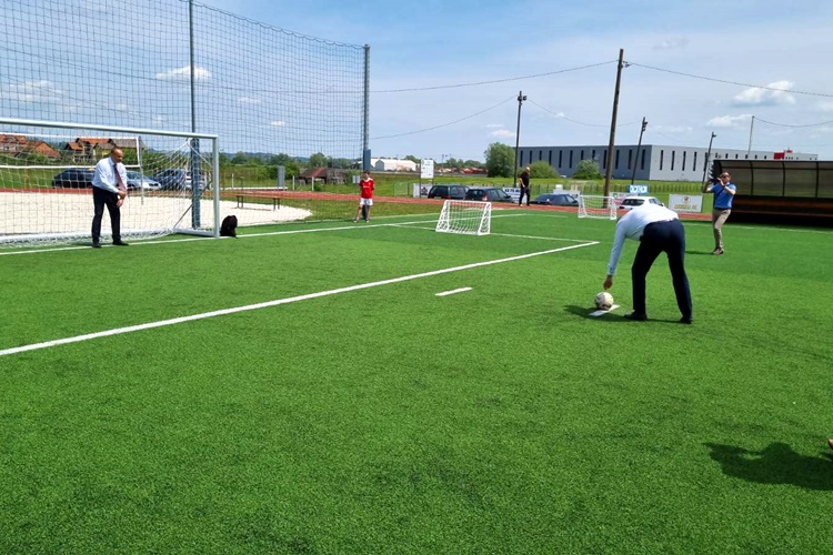 VIDEO: Tko je bolji nogometaš? Dvobojem Dončića i Kolara otvoreni sportski tereni u Velikom Trgovišću