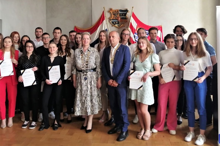 Župan Stričak uručio 27 nagrada za izvrsnost najboljim učenicima i studentima: Gotovo ne prođe tjedan da naši učenici ne osvajaju državne i međunarodne nagrade