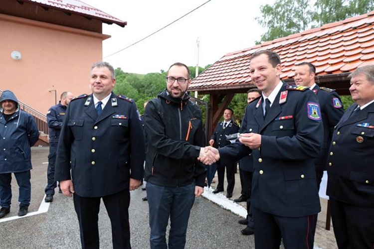 Zagrebački vatrogasci bogatiji za 11 novih, modernih kombi vozila – gradonačelnik Tomašević najavio i nova zapošljavanja