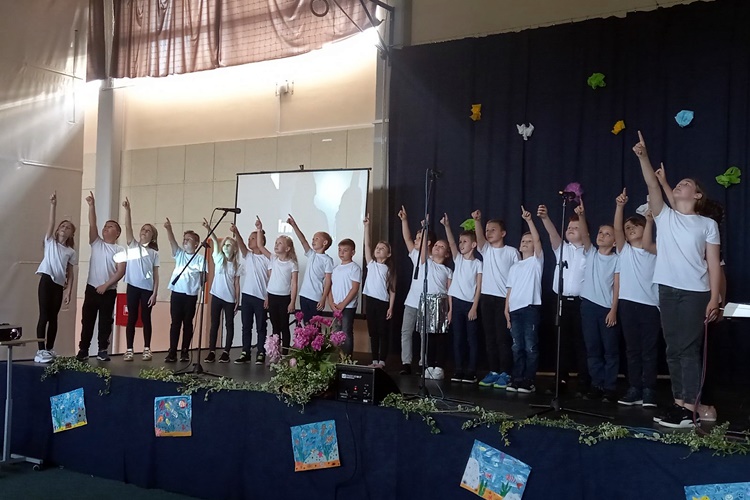 Pjesmom, plesom i recitacijom proslavljen Dan Osnovne škole Lijepa naša Tuhelj - ravnateljica Romić: Mali smo kolektiv, ali smo jako složni