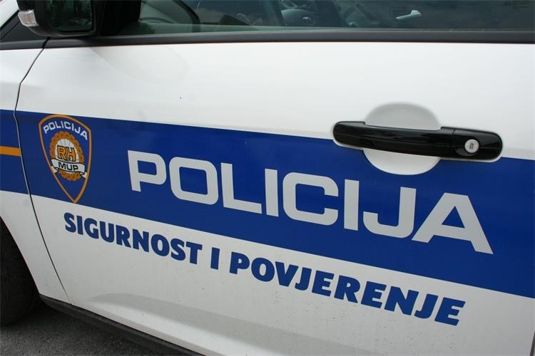 Ušao autom u raskrižje i oduzeo prednost prolaska mopedu pa ozlijedio 80-godišnjeg vozača
