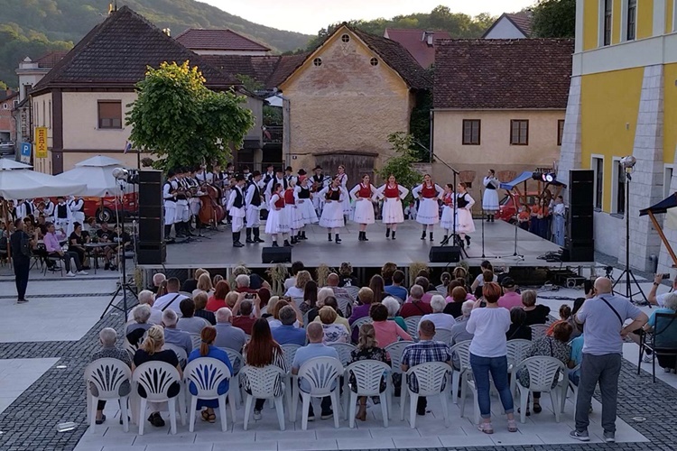 Folkloraši iz raznih dijelova Hrvatske preuzeli glavni trg: nakon dvije godine pauze vratila se Toplička folklorijada