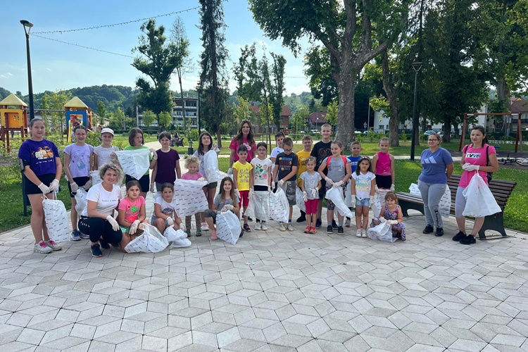 "Kad se dječje ruke slože i Zlatar zablistati može" - Mališani DND-a Zlatar očistili gradske ulice od smeća