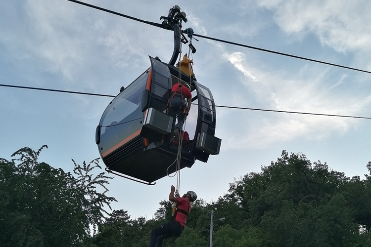 13 HGSS-ovaca sudjelovalo u akciji spašavanja sa sljemenske žičare, spašeno 11 putnika!