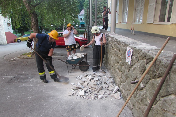 FOTO Urušio se dio stropa ispred dječjeg odjela Specijalne bolnice u Krapinskim Toplicama – vatrogasci saniraju štetu