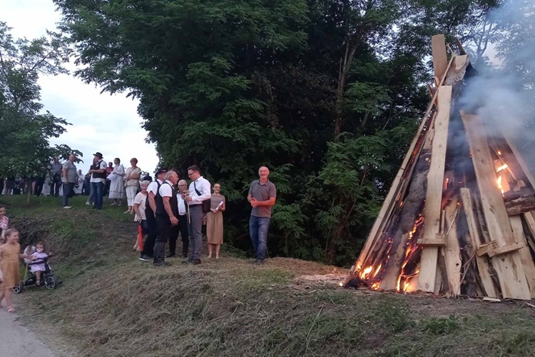 Svečan i tradicionalan nastavak obilježavanja Dana Općine i župe Jesenje - Ivanjskim krijesom započela proslava blagdana sv. Ivana Krstitelja