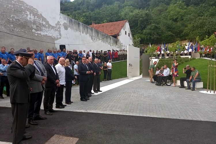 Na važnoj i simboličnoj lokaciji, u srcu Krapine svečano otvoreno spomen obilježje palim zagorskim braniteljima
