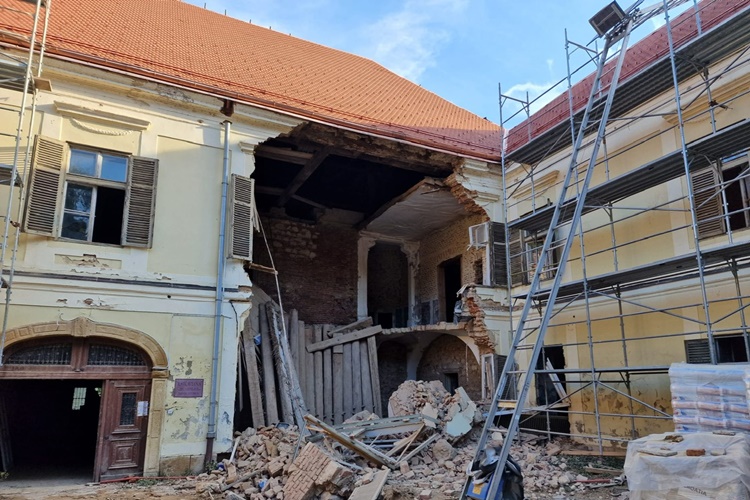 DOZNAJEMO: Tijekom noći srušio se dio dvorca u Stubičkom Golubovcu. Sreća u nesreći da do urušavanja nije došlo kada su radnici bili na gradilištu