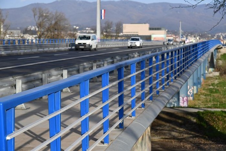TEŠKA PROMETNA NESREĆA U ZAGREBU Most slobode zatvoren za sav promet: automobil zdrobljen između autobusa i kamiona