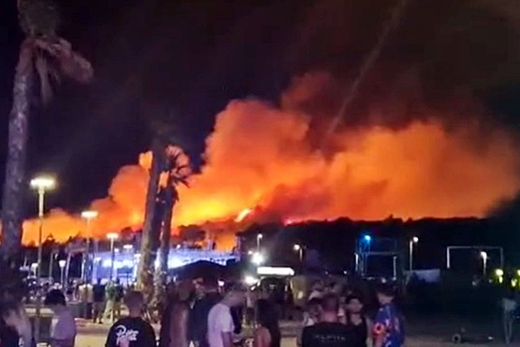 VATRENA STIHIJA NA PAGU Požar guta Zrće, partijaneri evakuirani, bura otežava gašenje