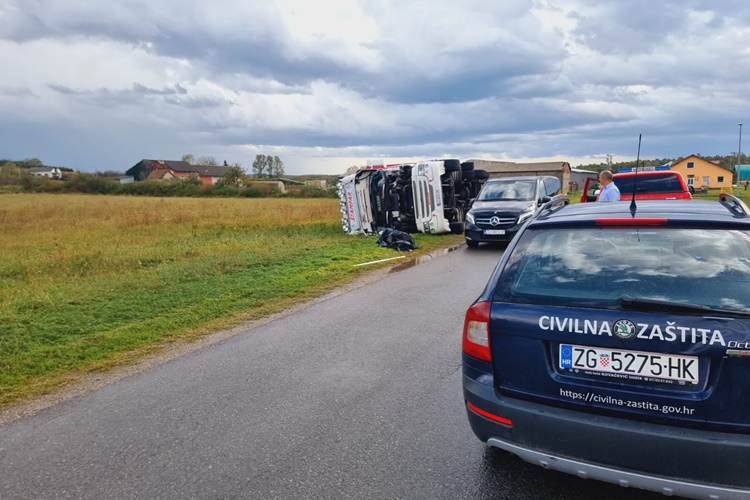 Strašno nevrijeme na području Čazme: Oluja čupala krovove i rušila kamione s prikolicama