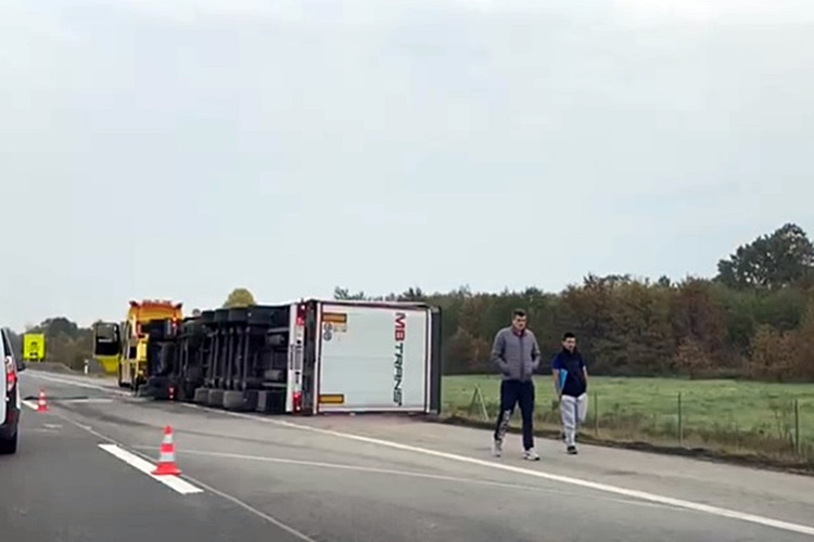 VOZAČI, OPREZ! Kilometarska kolona na A4: Kod Svete Helene prevrnuo se kamion