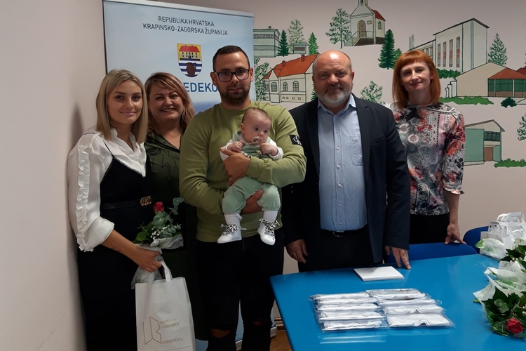 U Općini Bedekovčina u tri mjeseca rođeno 19 beba – načelnik Ban roditeljima novorođenih uručio prigodne poklone