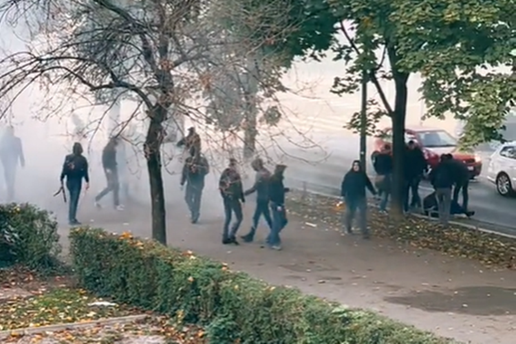 VIDEO Masovna tučnjava Torcide i BBB-a u centru Zagreba: koristile se palice i baklje, policija uhitila više od 30 huligana