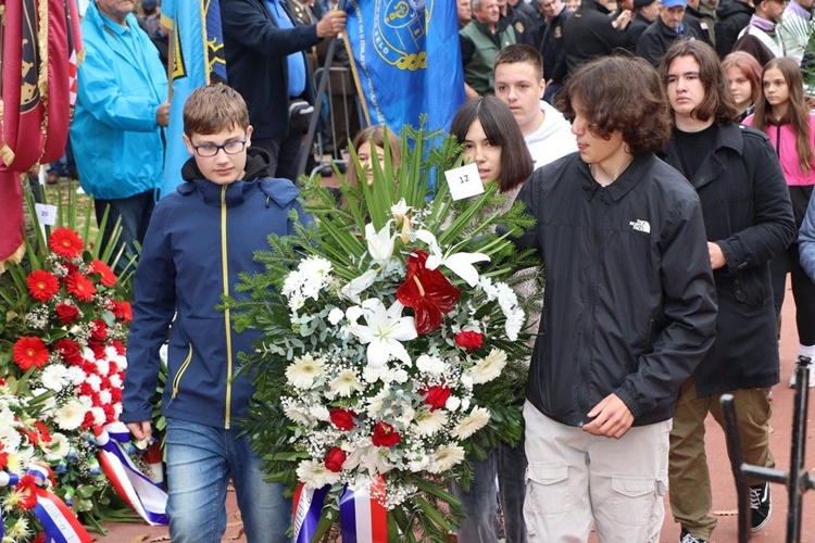 Učenici OŠ Antun Nemčić Gostovinski iz Koprivnice položili vijence i zapalili svijeće na lokaciji spomen-područja Trokut-Novska
