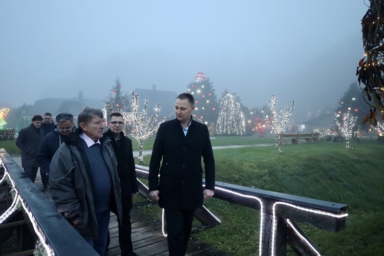 Župan Marušić na otvorenju najpoznatije turističke manifestacije BBŽ - Zasjala Božićna čarolija Salajevih