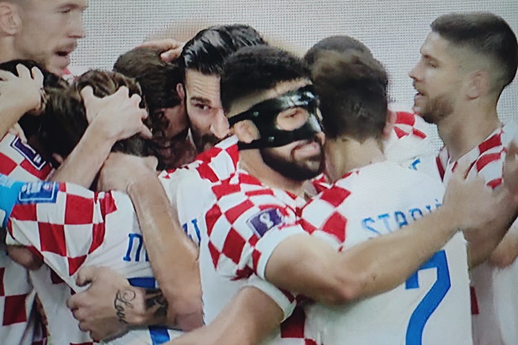 VATRENI SE VRAĆAJU S MEDALJOM!!! Srce na terenu, bronca oko vrata i ponos do neba! Bravo, dečki!