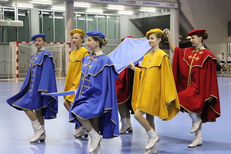 PROMOTORICE GRADA Svoj jubilej koprivničke mažoretkinje tradicionalno proslavile božićnom revijom „Svjetlo Božića”