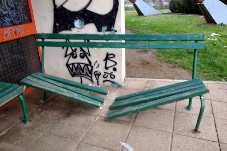 Kome smeta školski vrt? U gluho doba noći vandali uništili školsko dvorište topličke Osnovne škole Antuna i Ivana Kukuljevića i napravili ogromnu štetu