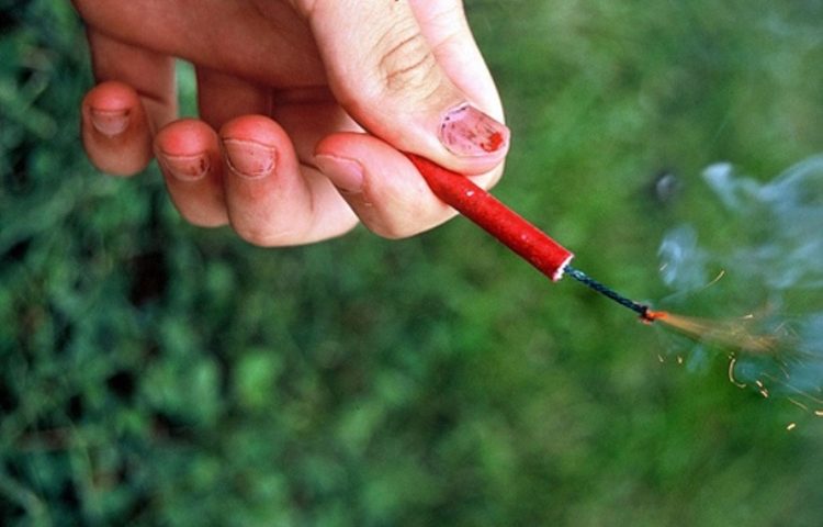 Devetogodišnjak kojem je petarda odnijela šaku i dalje je u komi - teško su mu nastradali i gornji dišni putevi