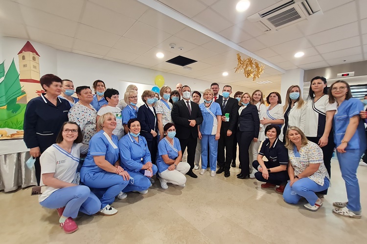 VRHUNSKI ZDRAVSTVENI UVJETI Najljepši poklon za kraj godine i stoljeće postojanja Županijske bolnice Čakovec: Svečano otvoren obnovljen Odjel pedijatrije - roditelji će moći biti uz svoje dijete 24 sata na dan!