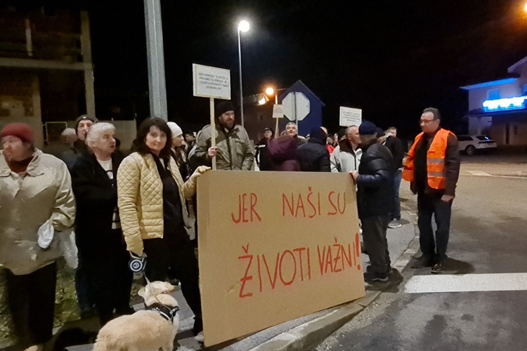 "Jer naši su životi važni": Zagorci prosvjedovali zbog spojne ceste Zabok – Lepajci i blokirali promet