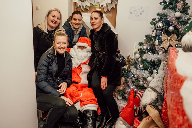 Uz bogatu gastronomsku ponudu i zabavne sadržaje, ovogodišnji „Advent na Voći” imao i humanitarni karakter – stigao i pravi pravcati Djed Mraz