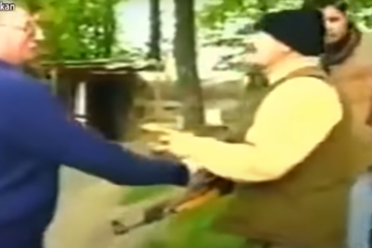 Vučić o snimci sa Šešeljem iz ratnih devedesetih: Fotomontaža! Nisam nosio pušku, nego kišobran