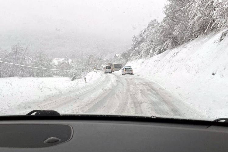 Snijeg pada u većem dijelu Hrvatske, na Zavižanu napadalo 58 centimetara – Jadran paralizirala orkanska bura
