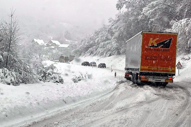 Nastavlja se prometni kolaps – sve ceste prema moru i dalje zatvorene, za jedan dio Hrvatske upaljen crveni meteoalarm