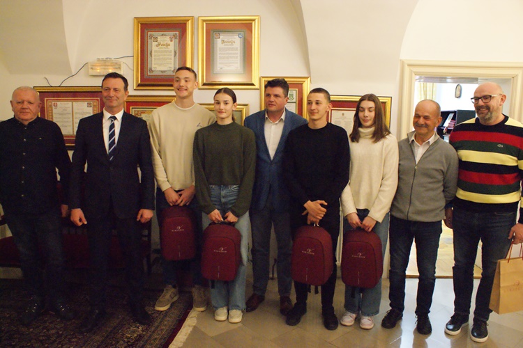 Sjajni varaždinski atletičari na prijemu kod Bosilja, svjetska prvakinja Jana Koščak: Pet disciplina u danu vas dokrajči, treba to izdržati, ali to volim!