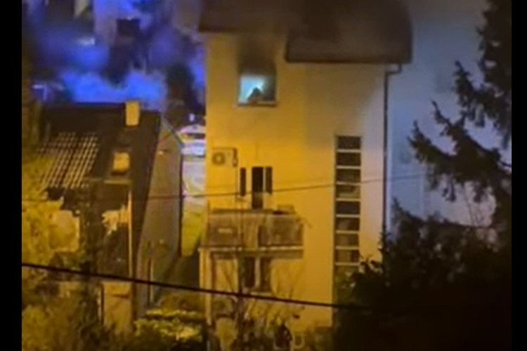 Dramatične scene u Zagrebu: vatrogasci spašavali ženu iz požara na drugom katu kuće