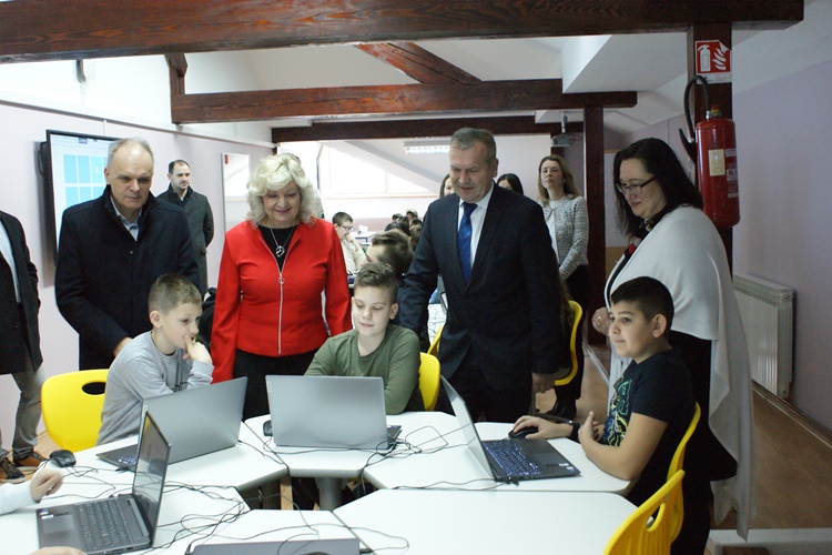 Informatika odavno nije samo izborni predmet – odličnom suradnjom Varaždinske županije i Općine T. Bartolovečki otvorena suvremena informatička učionica