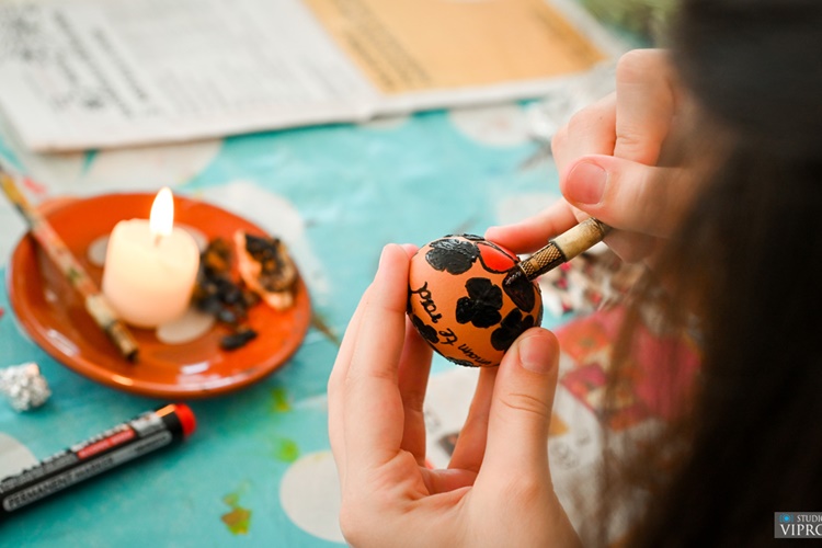 Pogledajte prekrasne tradicionalne međimurske črne pisanice koji se izradile vrijedne ruke preloških srednjoškolaca