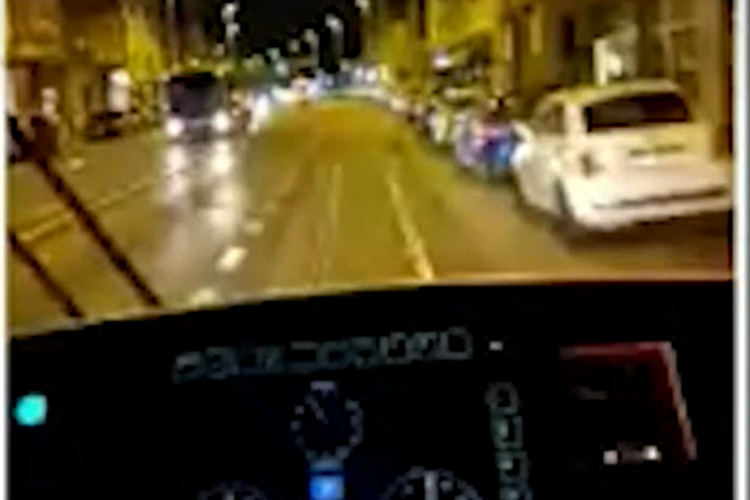JE LI MOGUĆE? Širi se snimka mladića koji je u Zagrebu ukrao tramvaj - zvao ljude i snimao se kako ga vozi, pogledajte video