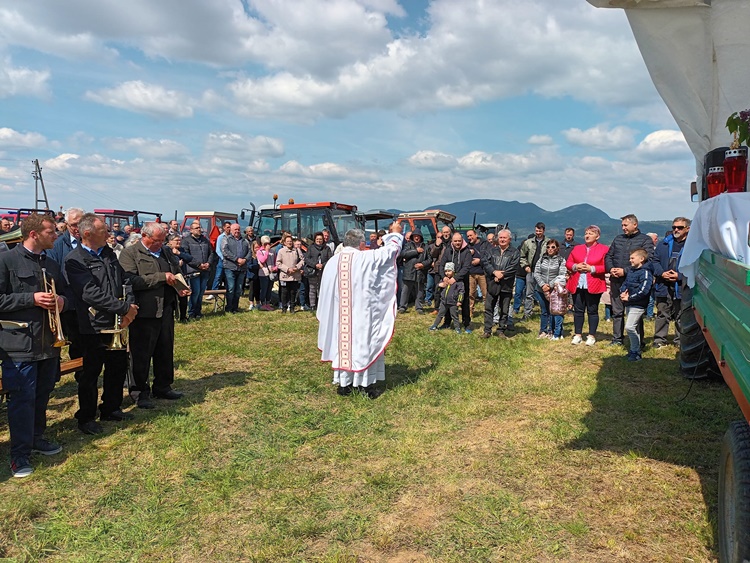 NE PROPUSTITE 15. Markovo na Strugači: blagoslov traktora, poljodjelaca i polja te susret Igrajte nam mužikaši na suhe!