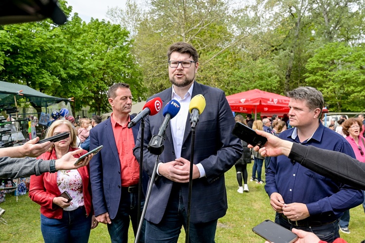 Na prvosvibanjsku feštu na Dravi stigao i Grbin: Najava o dodatnom rasterećenju plaća od 1. siječnja iduće godine je predizborni trik!