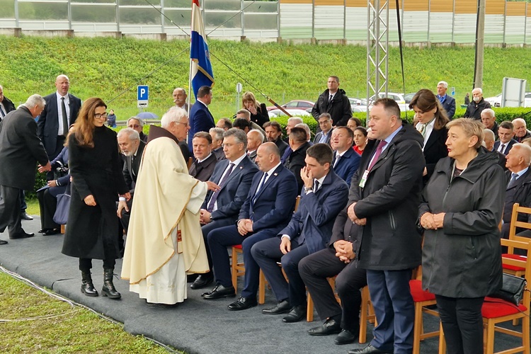 FOTO Državni vrh u Maclju – s mise za žrtve Bleiburške tragedije i Križnog puta poručeno: Treba inzistirati na prestanku politiziranja povijesti