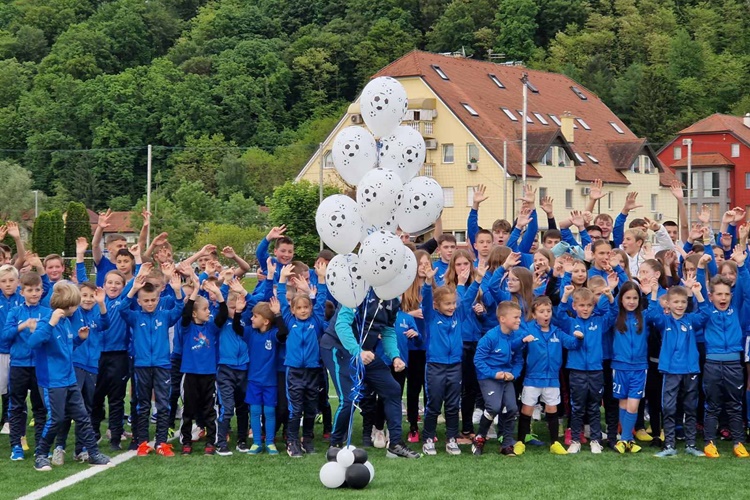 Ako želite mlade u nogometu nema više treninga na mokrom terenu i blatu do koljena!!! NK Mladost iz Zaboka odsada ima teren s umjetnom travom